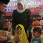 Bupati Bangkalan R. Abdul Latif ditemani istrinya Ny.Zaenab saat memberikan kemasan susu kepada peserta Gemarampai