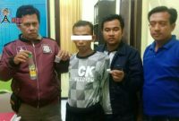 Tersangka SN saat diamankan di mapolres setempat