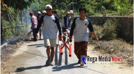 KKN kelompok 85 UTM saat bekerja membuat gapura.