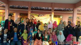 KKN UTM berpose bersama warga