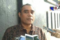 Kabag Humas Pemkab Sampang (Yuliz Juwaidi) saat diwawancara awak media.