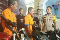 Kapolres Lumajang (AKBP Arsal Sahban) mengintrogasi langsung tiga tersangka pelaku penjual motor bodong di facebook saat konferensi pers di Mapolres setempat.