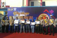Satlantas Polres Blitar pose bersama dengan penerima SIM Gratis yang lahir pada tanggal 1 Juli.