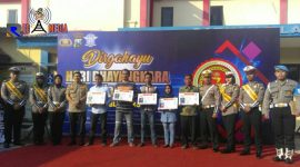 Satlantas Polres Blitar pose bersama dengan penerima SIM Gratis yang lahir pada tanggal 1 Juli.