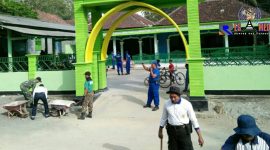Terlihat keakraban anggota Polsek Wonotirto dengan masyarakat.