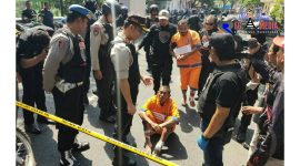 Dua tersangka tengah digelandang tim cobra saat konferensi pers di Mapolres Lumajang.
