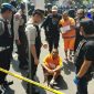 Dua tersangka tengah digelandang tim cobra saat konferensi pers di Mapolres Lumajang.