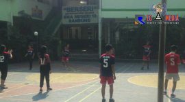 Terlihat siswa siswi SMAN 13 Bandung tengah berolah raga.