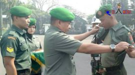 Komanadan Detasemen Markas (Kolonel Inf Ruslan) saat mencopot atribut satu Prajurit Kodiklat TNI AD yang dipecat.