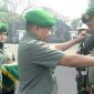 Komanadan Detasemen Markas (Kolonel Inf Ruslan) saat mencopot atribut satu Prajurit Kodiklat TNI AD yang dipecat.
