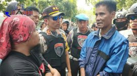 Kapolres Lumajang (AKBP Arsal Sahban) tengah berbincang dan menerima pengaduan dari warga Pasuruan (P. Ansori)