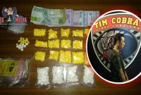 Tersangka pengedar pil koplo dan barang bukti diamankan di Markas Tim Cobra Polres Lumajang.
