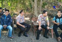 Terlihat Kapolres Bangkalan (AKBP Boby Pa'ludin Tambunan) juga ikut menjaga keamanan di sekitar area pos penjagaan di wilayah timur kampus UTM.