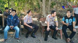Terlihat Kapolres Bangkalan (AKBP Boby Pa'ludin Tambunan) juga ikut menjaga keamanan di sekitar area pos penjagaan di wilayah timur kampus UTM.