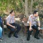 Terlihat Kapolres Bangkalan (AKBP Boby Pa'ludin Tambunan) juga ikut menjaga keamanan di sekitar area pos penjagaan di wilayah timur kampus UTM.