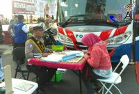 Terlihat anggota Satlantas Polres Blitar Kota tengah melayani masyarakat.