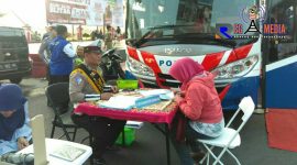 Terlihat anggota Satlantas Polres Blitar Kota tengah melayani masyarakat.