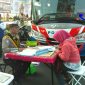 Terlihat anggota Satlantas Polres Blitar Kota tengah melayani masyarakat.