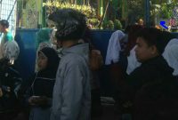 Orang tua murid saat memadati luar pagar SMPN 9 Cimahi.