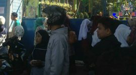 Orang tua murid saat memadati luar pagar SMPN 9 Cimahi.