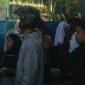Orang tua murid saat memadati luar pagar SMPN 9 Cimahi.
