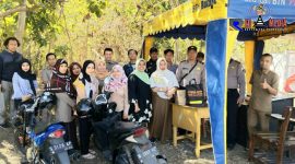 Dosen dan karyawan Fisib UTM saat mengunjungi pos keamanan diwilayah timur kampus UTM.