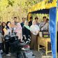 Dosen dan karyawan Fisib UTM saat mengunjungi pos keamanan diwilayah timur kampus UTM.