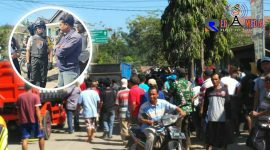 Warga memblokade jalan saat berlangsungnya unras tolak truk pasir lewati jalan Desa Kalibendo dan Bades. Terlihat Kapolres Lumajang (AKBP M. Arsal Sahban) berdiskusi dengan kordinator unras.
