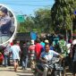 Warga memblokade jalan saat berlangsungnya unras tolak truk pasir lewati jalan Desa Kalibendo dan Bades. Terlihat Kapolres Lumajang (AKBP M. Arsal Sahban) berdiskusi dengan kordinator unras.