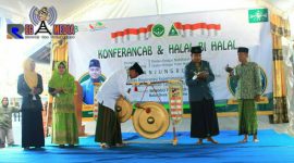Pemukulan gong oleh Ketua Tanfidliyah PCNU Bangkalan (R.KH. Makki Nasir) dalam pembukaan Konferancab dan halal bihalal PAC IPNU-IPPNU Tanjung Bumi, Bangkalan.