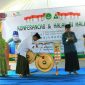 Pemukulan gong oleh Ketua Tanfidliyah PCNU Bangkalan (R.KH. Makki Nasir) dalam pembukaan Konferancab dan halal bihalal PAC IPNU-IPPNU Tanjung Bumi, Bangkalan.