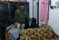 Satreskoba Polres Lumajang saat grebek rumah pengedar pil koplo di Sumbersuko, Lumajang.