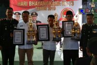 Kepala Desa Jrangoan H. Ali Mustofa (urutan kedua dari kiri) didampingi Kabag Ops Polres Sampang (Kompol Sulardi) dan Kasat Binmas Polres Sampang (AKP Heri Darsono) saat menerima piala dan piagam penghargaan juara 1 lomba pos kamling.