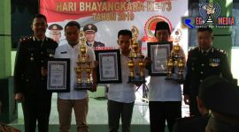 Kepala Desa Jrangoan H. Ali Mustofa (urutan kedua dari kiri) didampingi Kabag Ops Polres Sampang (Kompol Sulardi) dan Kasat Binmas Polres Sampang (AKP Heri Darsono) saat menerima piala dan piagam penghargaan juara 1 lomba pos kamling.