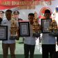 Kepala Desa Jrangoan H. Ali Mustofa (urutan kedua dari kiri) didampingi Kabag Ops Polres Sampang (Kompol Sulardi) dan Kasat Binmas Polres Sampang (AKP Heri Darsono) saat menerima piala dan piagam penghargaan juara 1 lomba pos kamling.