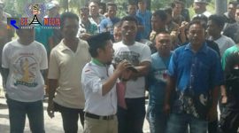 Sekjen SPAK Ahmad Fajrin (kopiah hitam) saat unjuk rasa bersama buruh di Pelabuhan Anggrek.