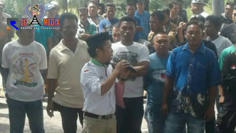 Sekjen SPAK Ahmad Fajrin (kopiah hitam) saat unjuk rasa bersama buruh di Pelabuhan Anggrek.