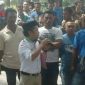 Sekjen SPAK Ahmad Fajrin (kopiah hitam) saat unjuk rasa bersama buruh di Pelabuhan Anggrek.
