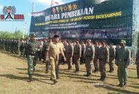 Bupati Sampang (H. Slamet Junaidi) saat mengecek kesiapan peserta upacara pembukaan TTMD ke-105 wilayah Kodim 0828 Sampang.