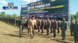 Bupati Sampang (H. Slamet Junaidi) saat mengecek kesiapan peserta upacara pembukaan TTMD ke-105 wilayah Kodim 0828 Sampang.