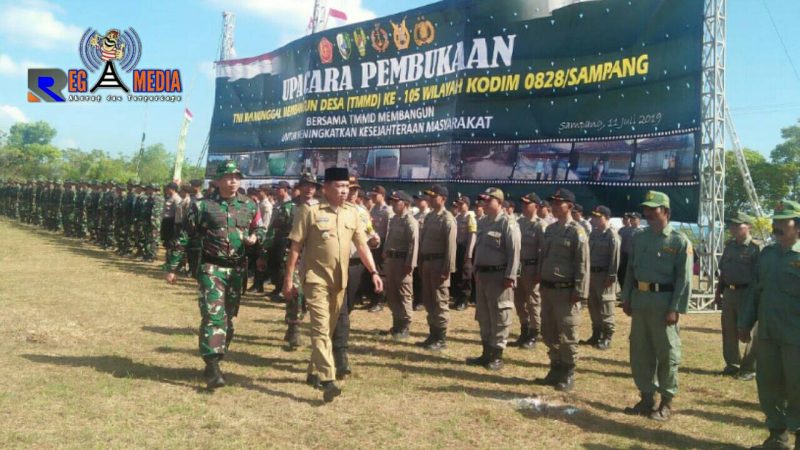 Bupati Sampang (H. Slamet Junaidi) saat mengecek kesiapan peserta upacara pembukaan TTMD ke-105 wilayah Kodim 0828 Sampang.
