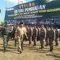 Bupati Sampang (H. Slamet Junaidi) saat mengecek kesiapan peserta upacara pembukaan TTMD ke-105 wilayah Kodim 0828 Sampang.