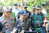 Bupati Blitar (Rijanto) tengah diwawancara awak media, usai tinjau lokasi kegiatan Program TMMD ke-105 tahun 2019 di Desa Karang Bendo, Kecamatan Ponggok, Kabupaten Blitar.