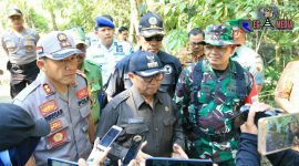 Bupati Blitar (Rijanto) tengah diwawancara awak media, usai tinjau lokasi kegiatan Program TMMD ke-105 tahun 2019 di Desa Karang Bendo, Kecamatan Ponggok, Kabupaten Blitar.