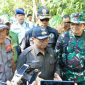 Bupati Blitar (Rijanto) tengah diwawancara awak media, usai tinjau lokasi kegiatan Program TMMD ke-105 tahun 2019 di Desa Karang Bendo, Kecamatan Ponggok, Kabupaten Blitar.