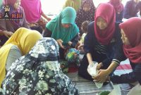 KKN 82 UTM saat menpraktekan cara pembuatan nugget singkong kepada ibu-ibu Desa Nyapar, Sumenep.