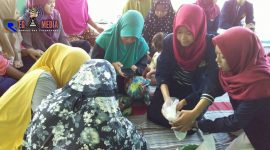 KKN 82 UTM saat menpraktekan cara pembuatan nugget singkong kepada ibu-ibu Desa Nyapar, Sumenep.
