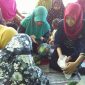 KKN 82 UTM saat menpraktekan cara pembuatan nugget singkong kepada ibu-ibu Desa Nyapar, Sumenep.