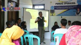 Nara sumber atau pemateri Public Speaking (Taufik Hidayah. S.Ikom) saat menyampaikan materinya.