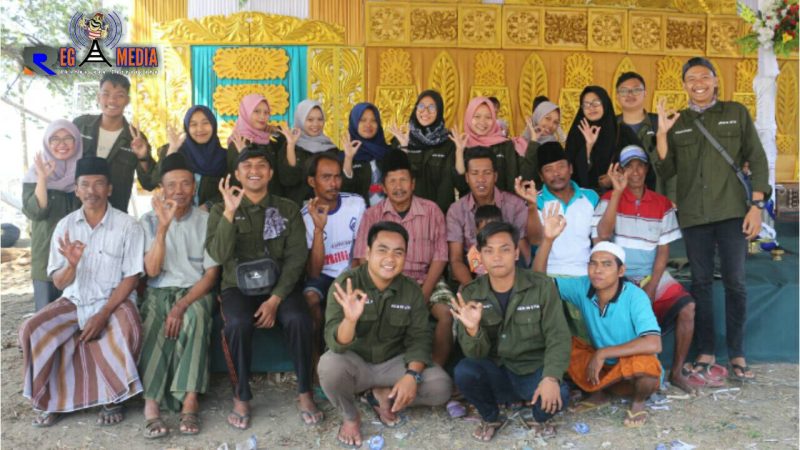 Terlihat wajah keceriaan kelompok KKN 30 UTM bersama dengan warga Kwanyar Bangkalan usai menggelar tradisi 'Rokat Tasek'.
